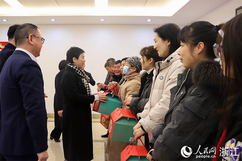 杭州市上城區(qū)“我為年夜飯?zhí)淼啦恕睈坌亩Y盒正式啟送。人民網 秦文攝