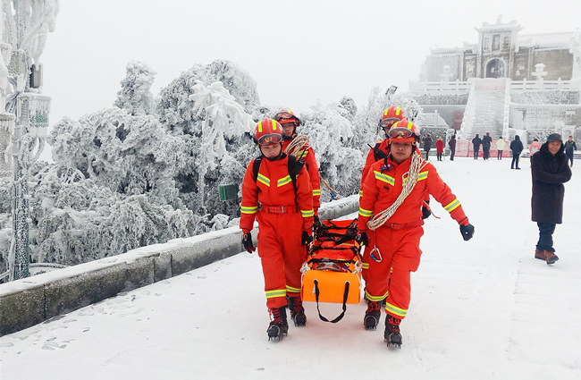 穿梭在南岳山谷間的那一抹“消防橙”。受訪者供圖