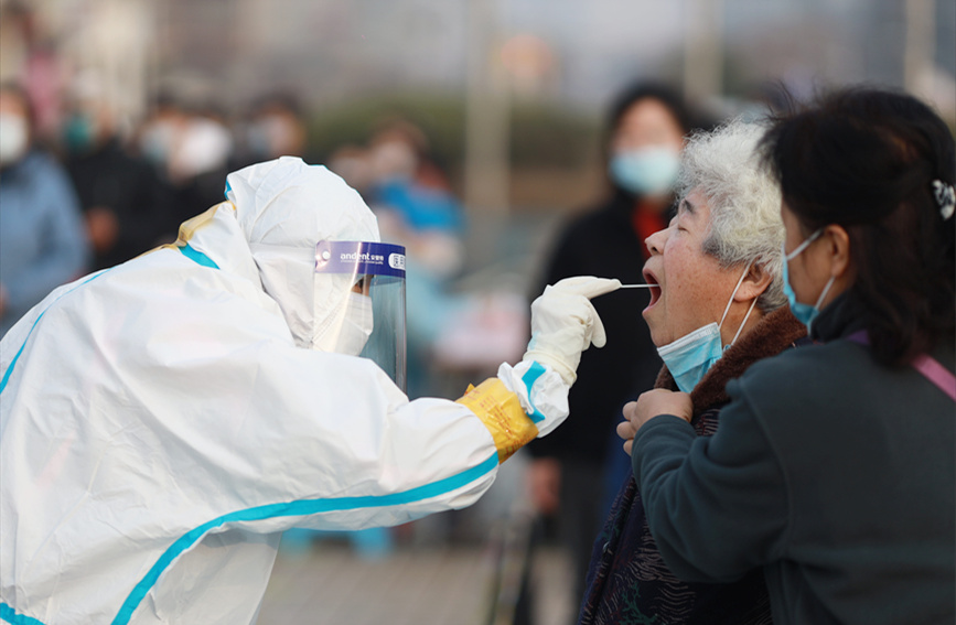 居民在南開區(qū)社區(qū)核酸檢測(cè)點(diǎn)進(jìn)行核酸檢測(cè)。王英浩攝