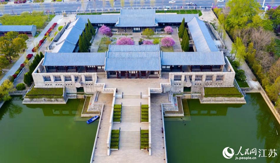 周恩來紀念館內海棠盛開。紀星名攝