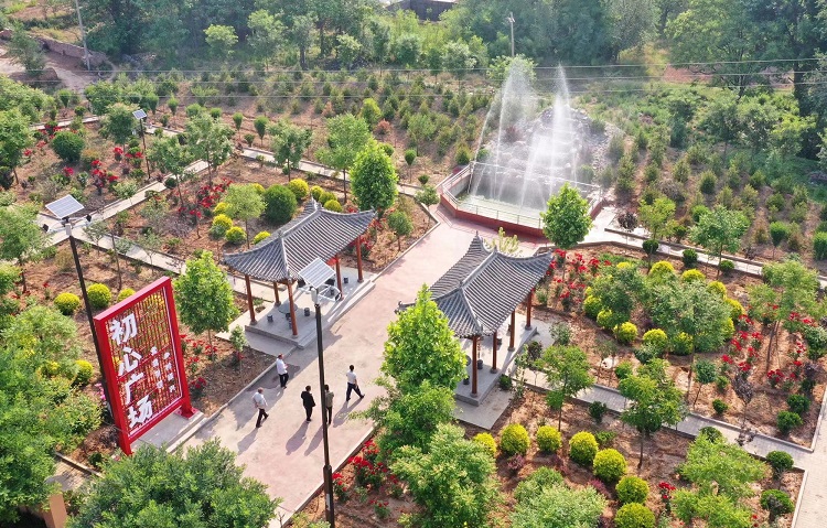初夏時節(jié)，襄汾縣鄧莊鎮(zhèn)澗溝村初心廣場內(nèi)一派迷人的鄉(xiāng)村振興新圖景。李現(xiàn)俊攝