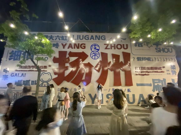 古運(yùn)河畔的皮市街充滿市井氣息。 人民網(wǎng) 張玉峰攝