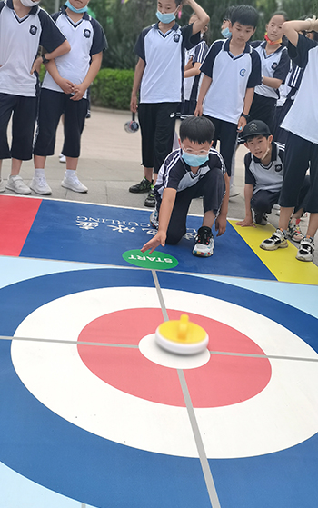 河北省威縣第四小學(xué)學(xué)生練習(xí)陸地冰壺動(dòng)作。 趙國(guó)華攝