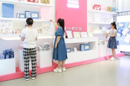 多樣的高陽紡織產(chǎn)品吸引大家關(guān)注。班靜怡攝