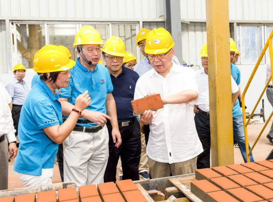 2019年6月21日下午，省長沈曉明在三亞建筑廢棄物綜合利用廠，查看用建筑廢棄物綜合處理后制成的再生水泥磚。海南日報記者 宋國強 攝