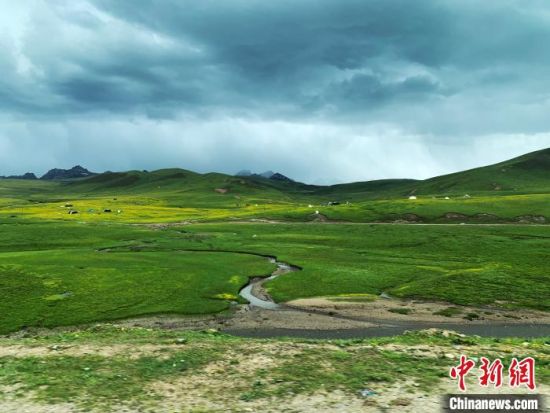 自2005年啟動三江源生態(tài)保護和建設(shè)工程以來，果洛州共治理黑土灘315.11萬畝，使果洛州生態(tài)環(huán)境15年來得到明顯好轉(zhuǎn)。　孫睿 攝