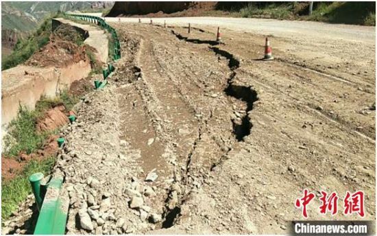 圖為發(fā)生路基下沉滑移險(xiǎn)情的路段。果洛公路總段供圖