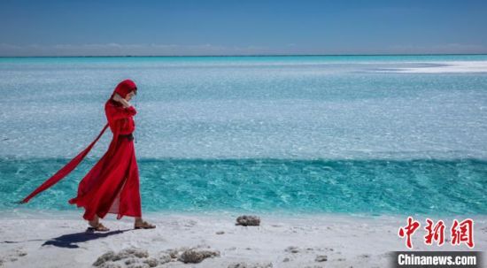 圖為地處柴達(dá)木盆地的東臺(tái)吉乃爾湖?！∧獑⒚鳌z