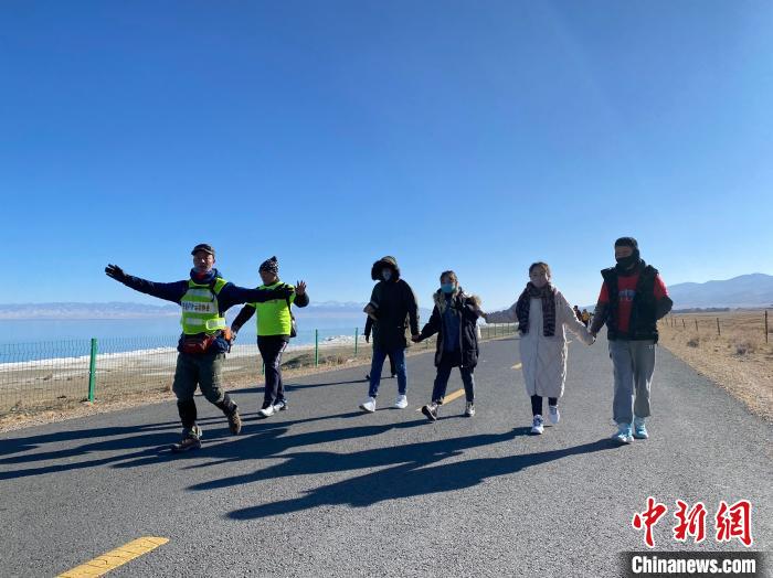 圖為徒步現(xiàn)場?！±罱瓕?攝