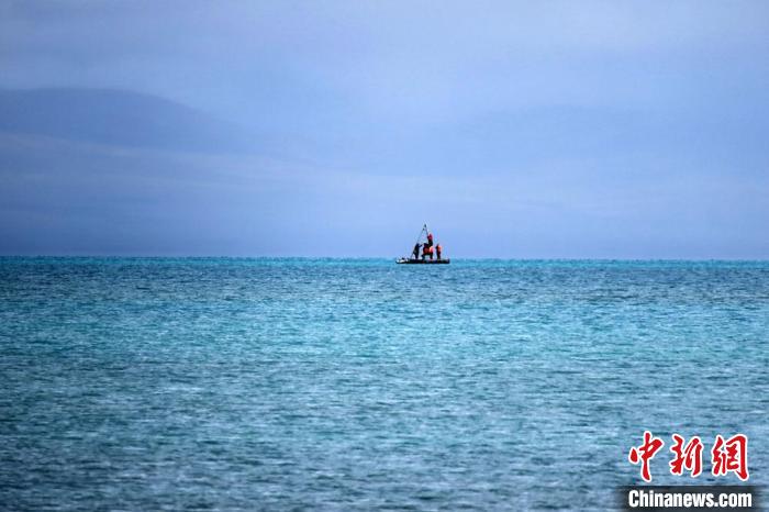 從岸邊營地以長焦鏡頭遠(yuǎn)眺，科考隊(duì)員在巴木錯(cuò)作業(yè)。　<a target='_blank' ><p  align=