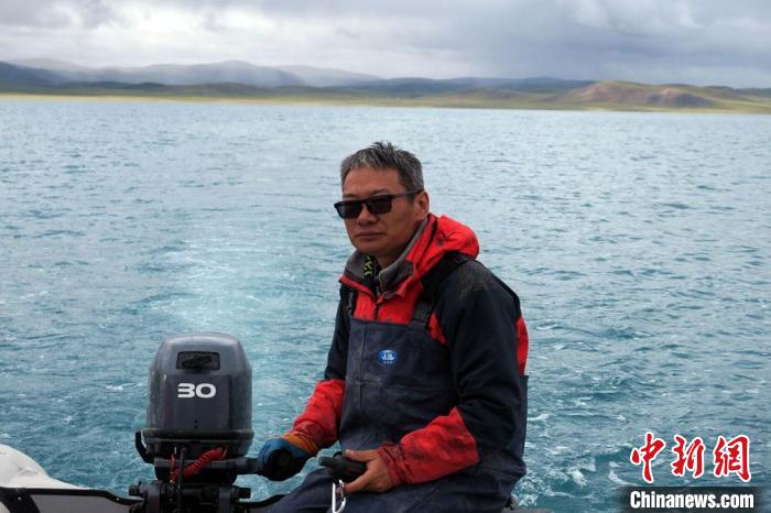 本次科考領(lǐng)隊(duì)、中科院青藏高原所侯居峙研究員駕駛充氣快艇?！?lt;a target='_blank' ><p  align=