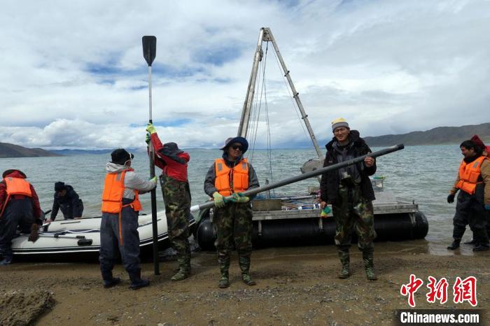 科考隊(duì)員從巴木錯(cuò)采樣歸來?！?lt;a target='_blank' ><p  align=