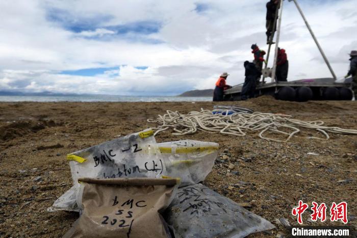 科考隊(duì)員從巴木錯(cuò)采集的科研樣品。　<a target='_blank' ><p  align=