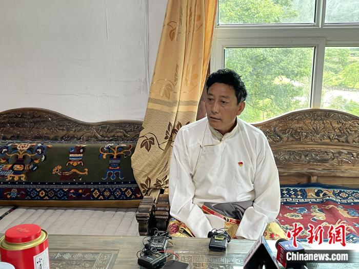 巴卡村黨支部書記、村委會主任尼瑪次仁。周璟 攝