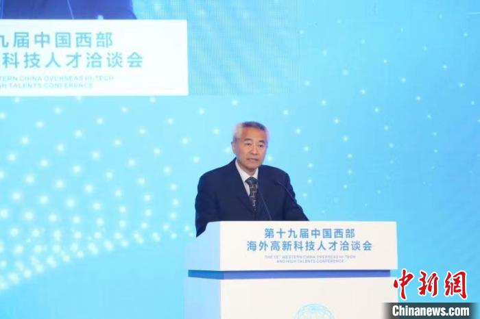 全國(guó)政協(xié)副主席、九三學(xué)社中央常務(wù)副主席邵鴻出席論壇并致辭。　四川省委統(tǒng)戰(zhàn)部供圖