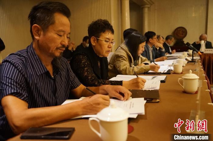 圖為座談會現(xiàn)場?！∨擞隄?攝