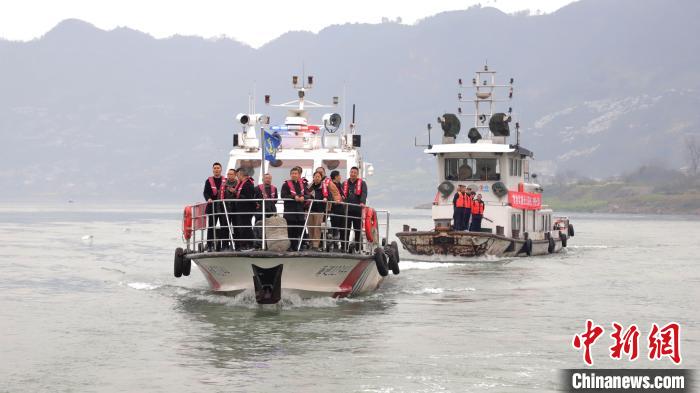 聯(lián)合巡江守護(hù)活動(dòng)現(xiàn)場。　江安縣融媒體中心 攝