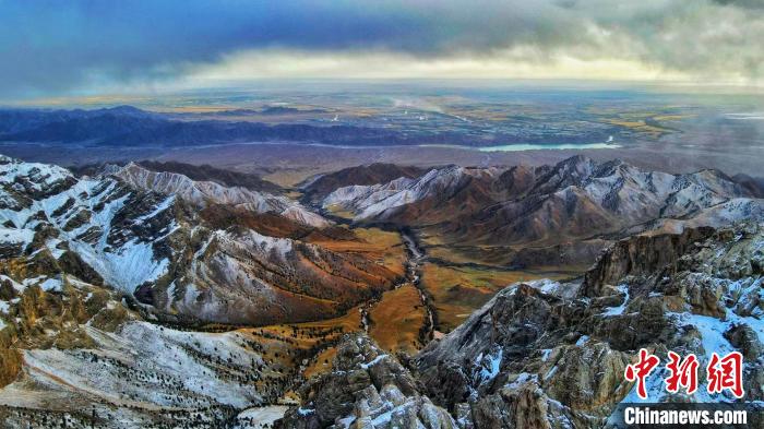 圖為柴達(dá)木盆地柏樹山森林地質(zhì)公園云霧繚繞?！“蛨D那生 攝