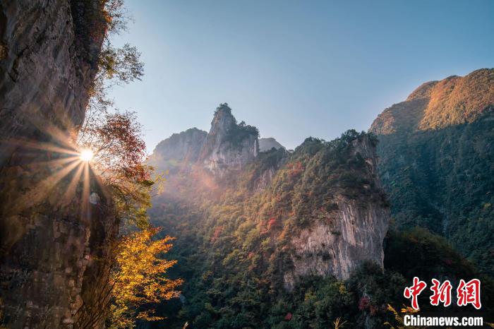 朝霞?！∏貪h忠 攝