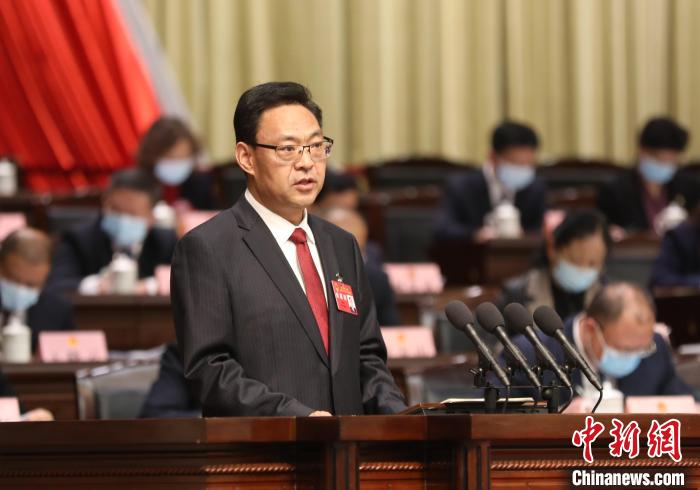 圖為青海省西寧市人民政府代市長(zhǎng)石建平作政府工作報(bào)告。　祁增蓓 攝