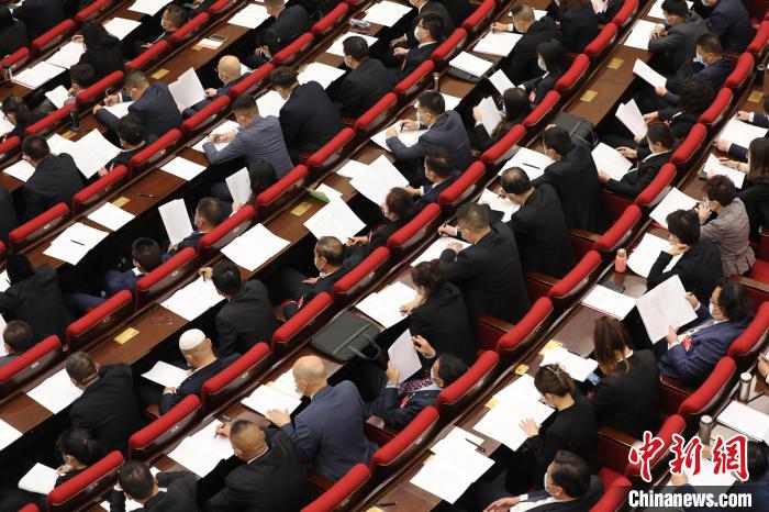 圖為會(huì)議現(xiàn)場(chǎng)，參會(huì)代表正在聽(tīng)取政府工作報(bào)告?！∑钤鲚?攝