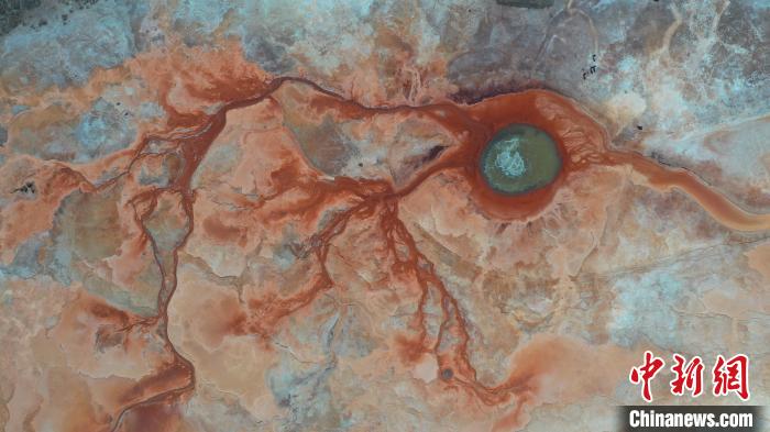 圖為海西州境內(nèi)的“網(wǎng)紅”景點(diǎn)“惡魔之眼”?！≮w凜松 攝