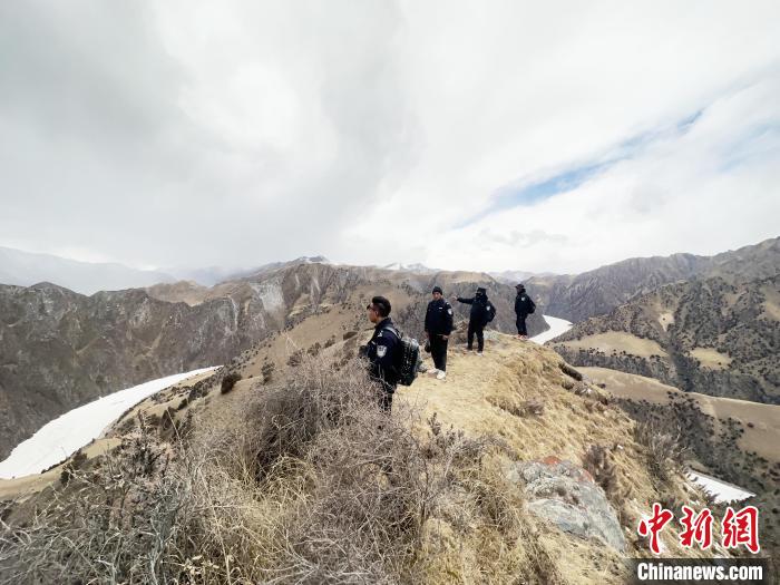 圖為曲麻萊縣崗當(dāng)村的生態(tài)管護(hù)人員開展巡護(hù)?！《“瓦_(dá)杰 攝