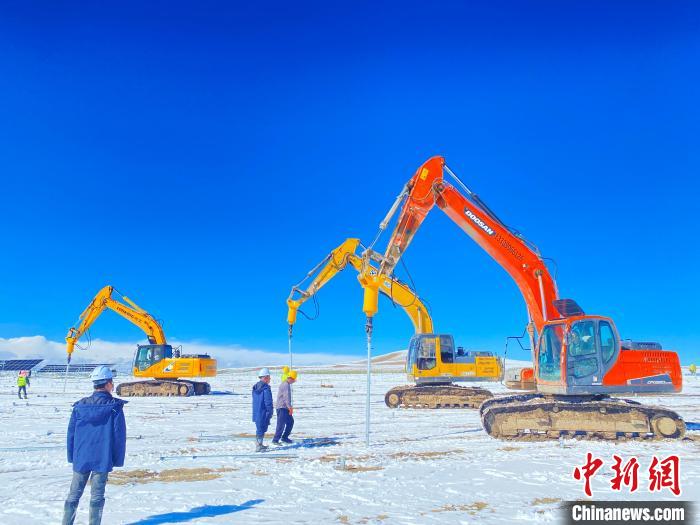 圖為雪中施工。資料圖 姜佳保供圖