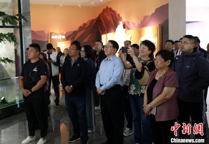 圖為臺商參訪祁連山國家公園生態(tài)科普館?！⊙Φ?攝