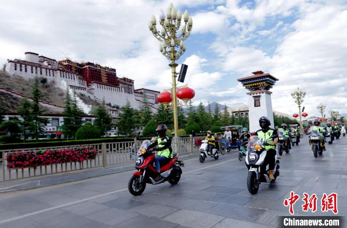 圖為2023年極地G219集結(jié)賽暨金卡納場地賽選手途經(jīng)拉薩布達(dá)拉宮?！∮文恋厍蚬﹫D