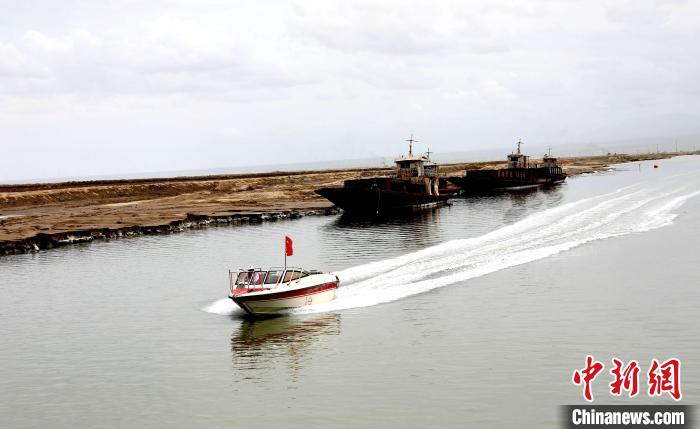 圖為茶卡鹽湖?！⊙Φ?攝