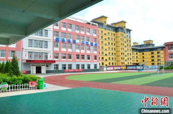 圖為化隆縣第一小學(xué)?！◆?shù)り?yáng)　攝