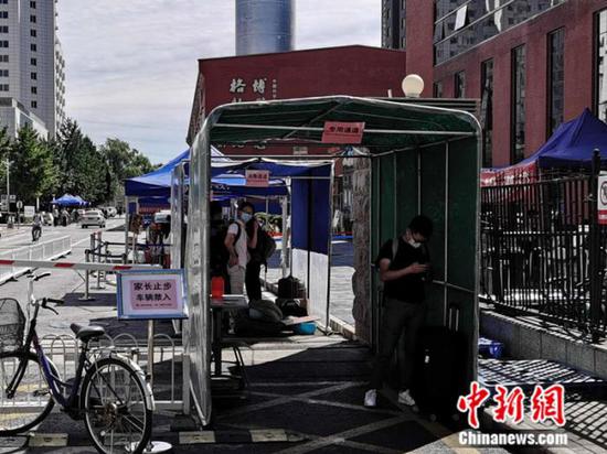 中國科學(xué)院大學(xué)校門外，豎立著“家長止步”的提示牌。 中新網(wǎng) 張尼 攝