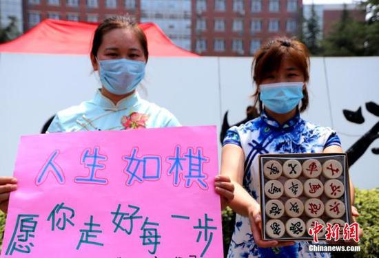 資料圖：2020年7月河南鄭州一高考考點(diǎn)，考生家長送考 中新社記者 王中舉 攝