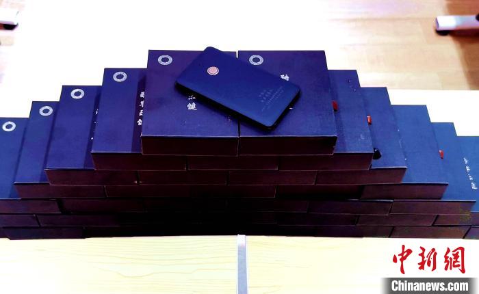 圖為西藏高山文化發(fā)展基金會向聶榮縣完全小學捐助的“電子健康體檢儀”?！∮谫e 攝