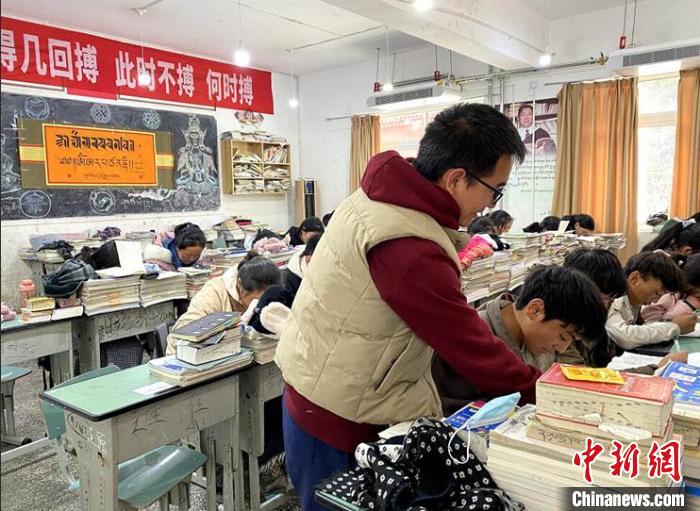 學(xué)生在免費(fèi)輔導(dǎo)班上課。　尼瑪初 攝