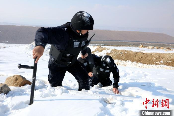 圖為扎西堅(jiān)參與隊(duì)友在巡邏途中?！≡鲌?jiān)參供圖