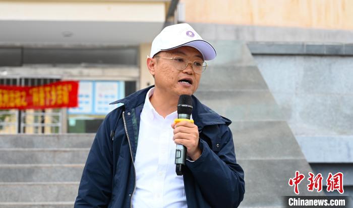 圖為西藏大學教授李昊為中學生授課。　趙朗 攝