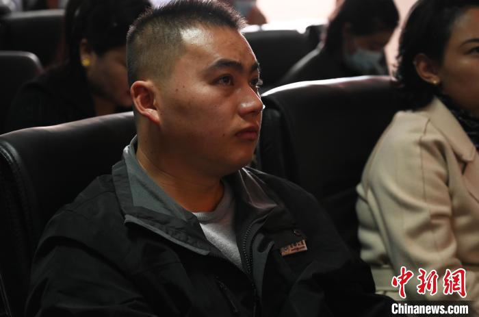 圖為企業(yè)工作人員參加講座?！≮w朗 攝