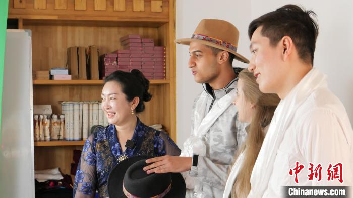 圖為留學生們正在直播帶貨?！≈x牧 攝