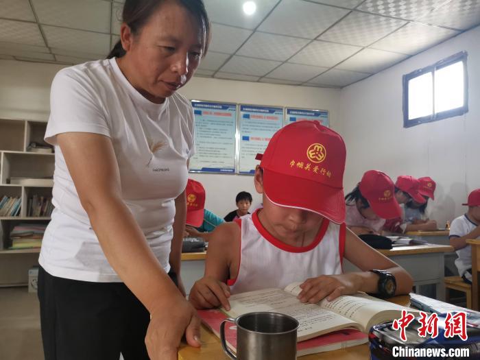 甘肅鄉(xiāng)村巾幗標(biāo)兵干一行愛一行：教書、建勞務(wù)施工隊成“大拿”