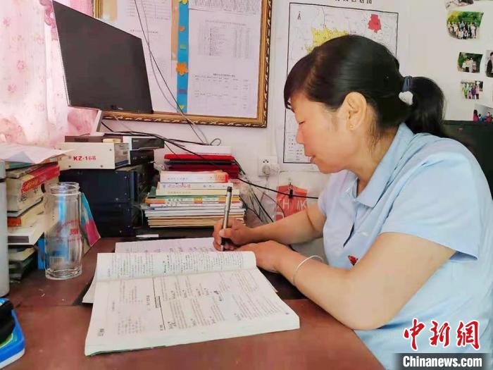 甘肅環(huán)縣“全能老師”堅(jiān)守“麻雀學(xué)?！保簩W(xué)生在，我就在