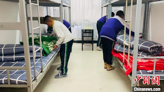 青?，敹嗟卣馂?zāi)后重建見(jiàn)聞：從帳篷教室到分區(qū)上課