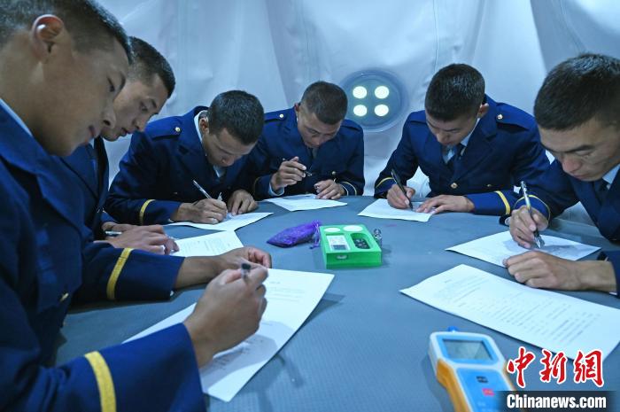 圖為消防員在高壓氧艙內(nèi)填寫問卷?！≮w朗 攝