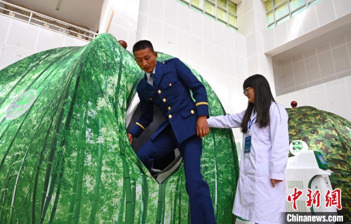 圖為參與完測試，消防員走出高壓氧倉?！≮w朗 攝