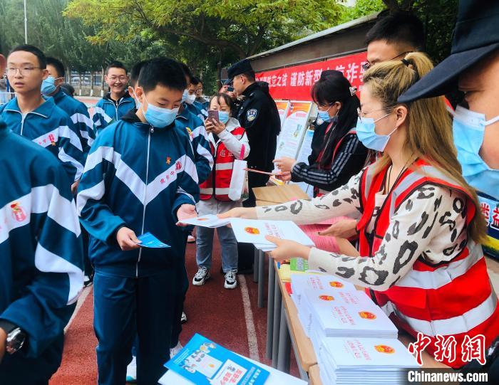 圖為西寧市法制宣傳進校園?！∥鲗幨谐俏鲄^(qū)供圖