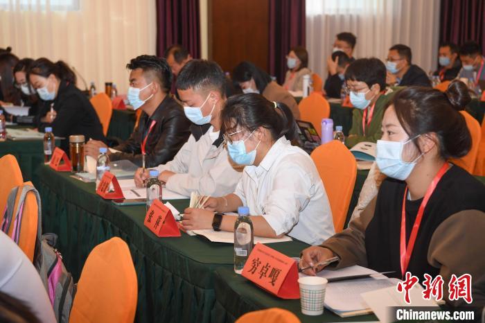 圖為第十五期全國預(yù)防青少年違法犯罪工作理論與務(wù)實高級研修班學(xué)員正在上課?！∝暩聛硭?攝