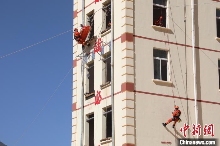 圖為消防指戰(zhàn)員進(jìn)行繩索救援演練?！≈炜旗?攝