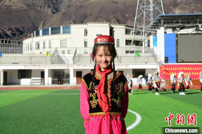 圖為加查縣安繞鎮(zhèn)小學(xué)回族學(xué)生馬萍?！∝暩聛?lái)松 攝