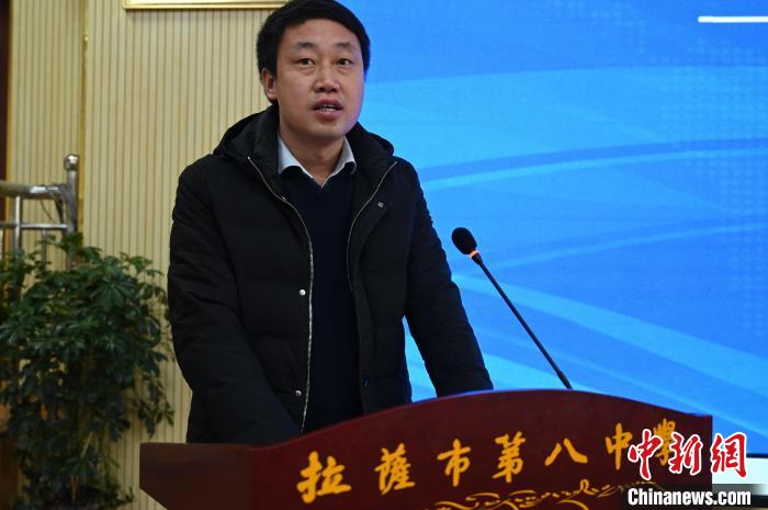 圖為城關(guān)區(qū)委副書記、區(qū)委教育工作領(lǐng)導(dǎo)小組組長汪鋒致辭?！≮w朗 攝